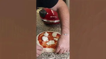 Pizza margherita out of a Ariete pizza maker