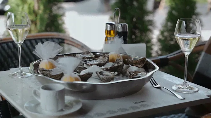 Французские устрицы от John Dory в Café de Paris Минск
