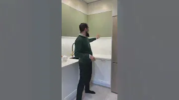Не встраиваемая микроволновая печь на кухне